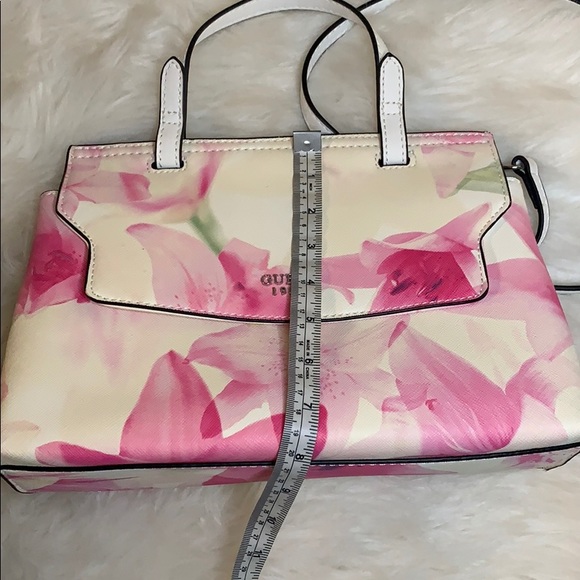 NWOT Guess satchel - Picture 5 of 6